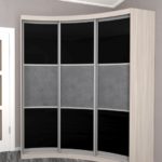 radiusnyy-shkaf-kupe-mebelef-16-yasen-shimo-chernyy-glyanec-beton-loft-grey