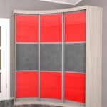radiusnyy-shkaf-kupe-mebelef-16-yasen-shimo-krasnyy-glyanec-beton-loft-grey